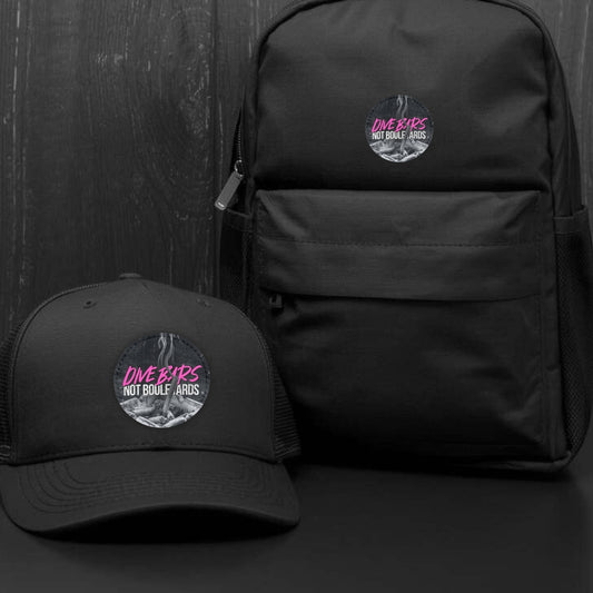 Dive Bars Not Boulevards Patch auf Cap und Rucksack mit dunklem Hintergrund