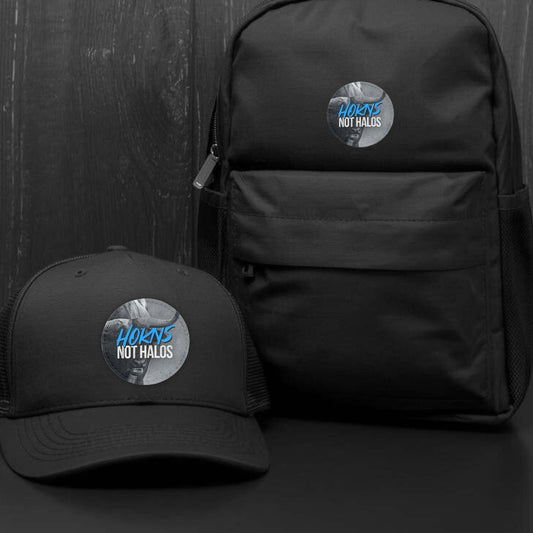HORNS NOT HALOS Patch auf Cap und Rucksack mit dunklem Hintergrund
