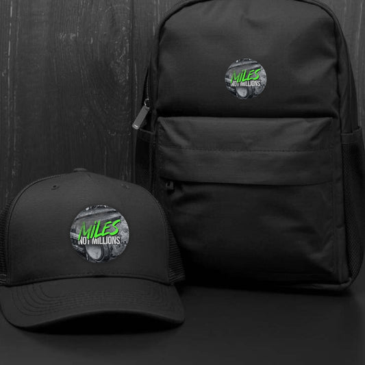 Miles Not Millions Patch auf Cap und Rucksack mit dunklem Hintergrund