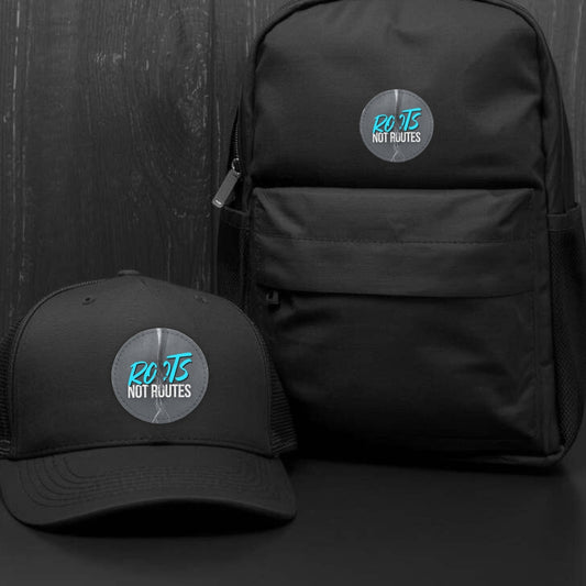 ROOTS NOT ROUTES Patch auf Cap und Rucksack mit dunklem Hintergrund
