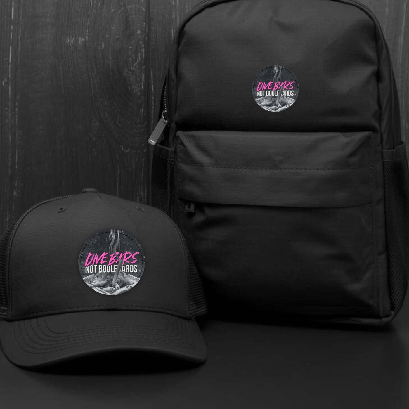 Dive Bars Not Boulevards Patch auf Cap und Rucksack mit dunklem Hintergrund