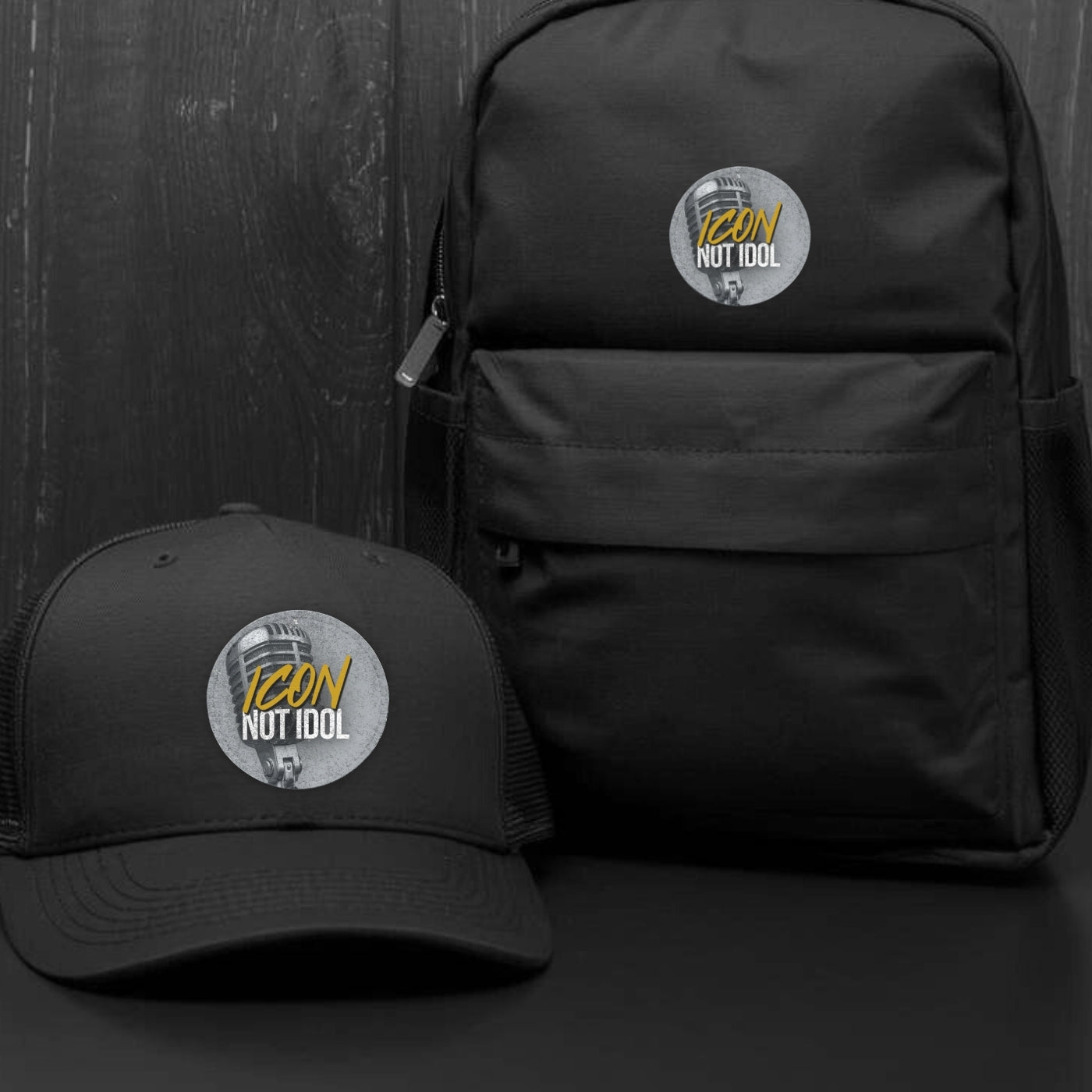 Runder Tech-Leather Patch „ICON NOT IDOL“ mit Klett auf der Rückseite auf einer Cap und Rucksack mit dunklem Hintergrund