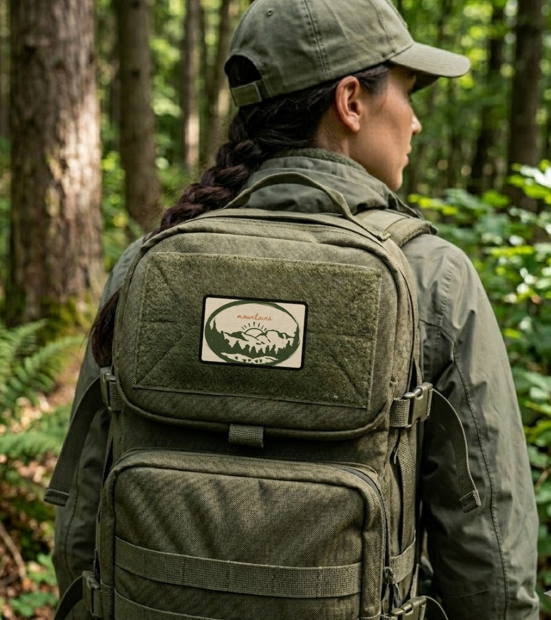 Frau mit Outdoor-Kleidung und Rucksack mit Klett-Patch