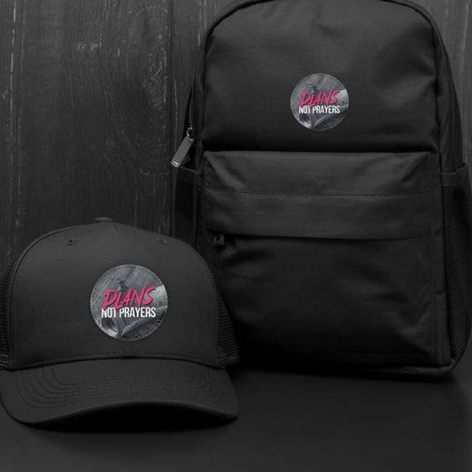 PLANS NOT PRAYERS Patch auf Cap und Rucksack mit dunklem Hintergrund