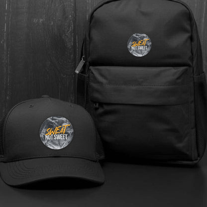 Sweat Not Sweet Patch auf Cap und Rucksack mit dunklem Hintergrund