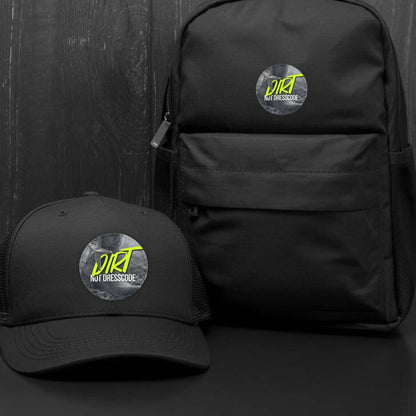 DIRT NOT DRESSCODE Patch auf Cap und Rucksack mit dunklem Hintergrund