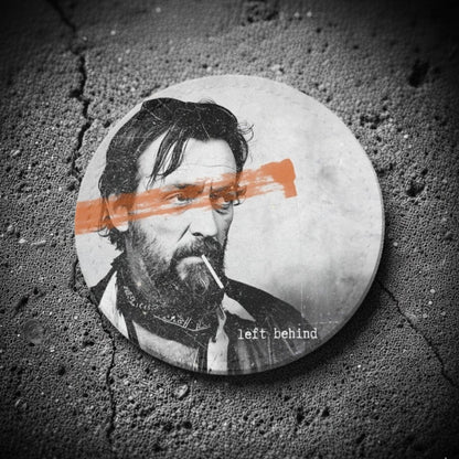 Runder REPATCHED Drifter Patch, 60x60mm, hochwertiges mattes Kunstleder in Black & White Optik mit markantem Augenbalken und Hakenklett-Rückseite.