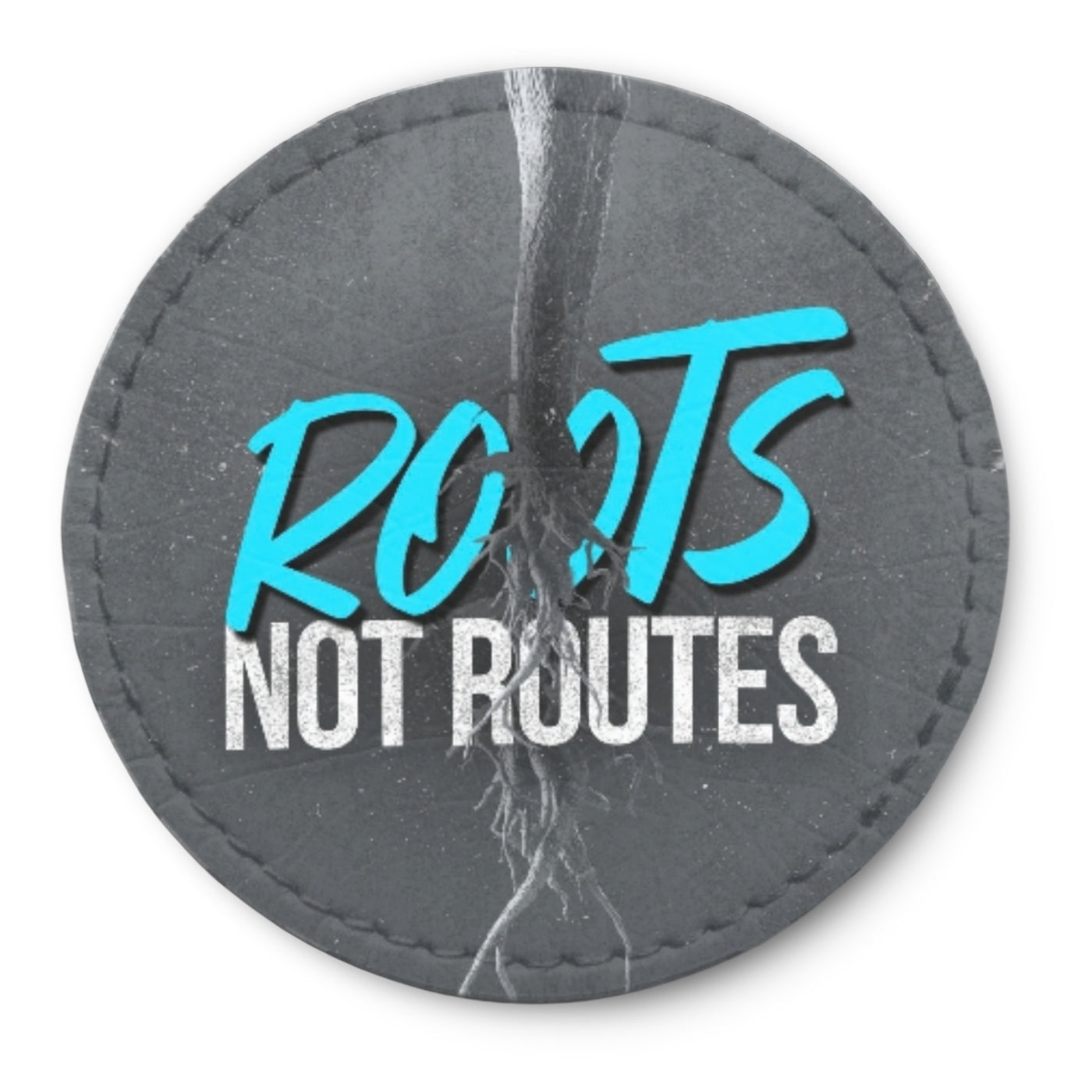Runder Tech-Leather Patch „ROOTS NOT ROUTES“ mit Klett auf der Rückseite