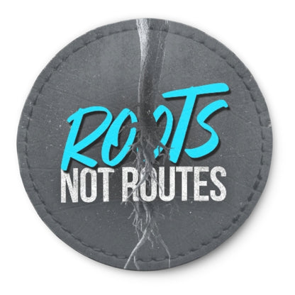 Runder Tech-Leather Patch „ROOTS NOT ROUTES“ mit Klett auf der Rückseite