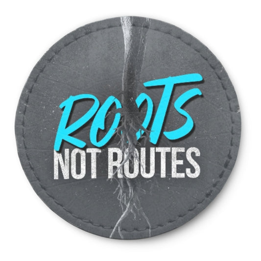 Runder Tech-Leather Patch „ROOTS NOT ROUTES“ mit Klett auf der Rückseite