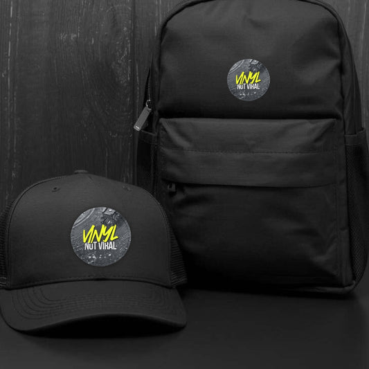Vinyl Not Viral Patch auf Cap und Rucksack mit dunklem Hintergrund